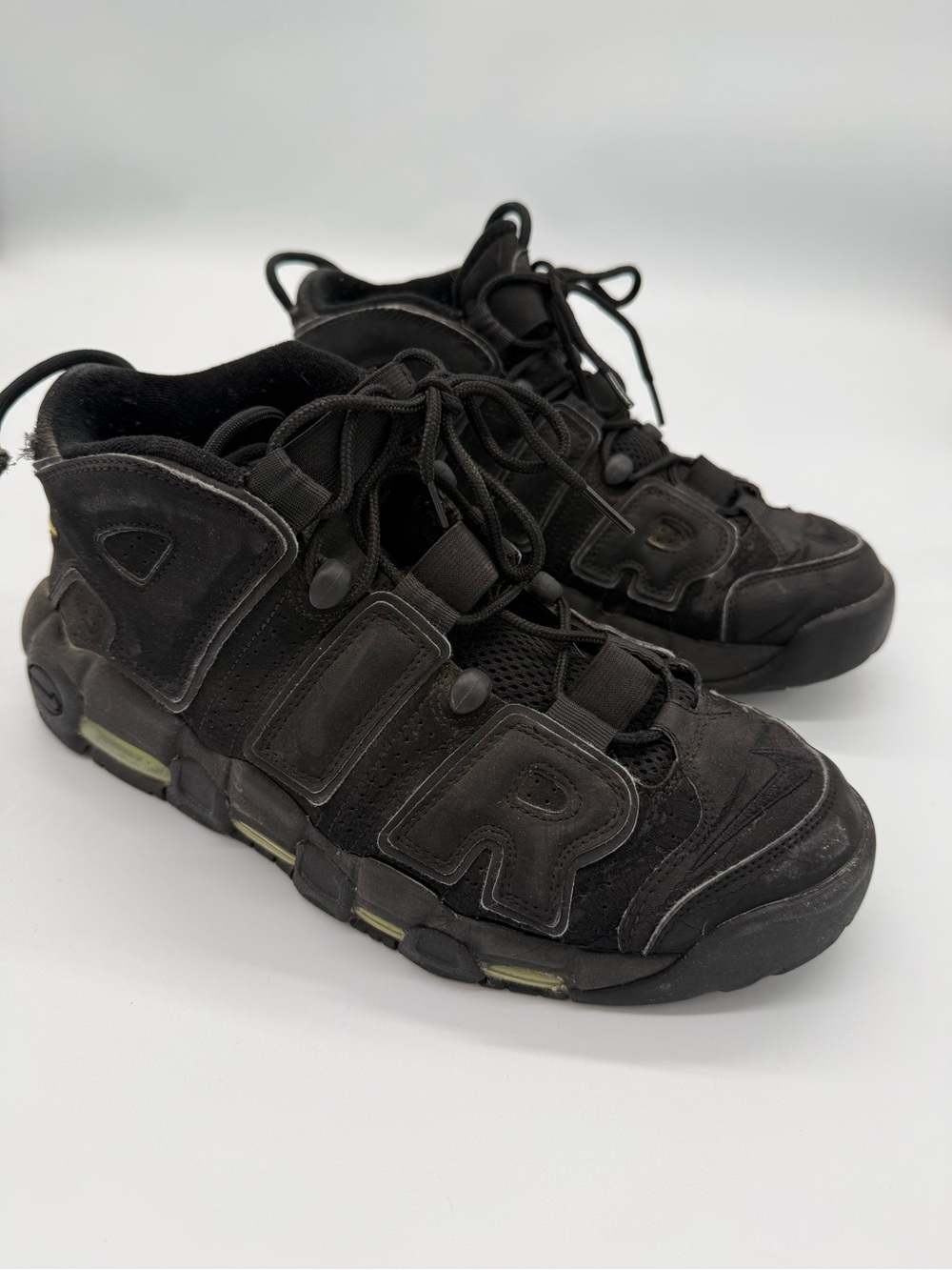 Nike air mode utempo black size 9.5 men’s one of the back shoe string is broken